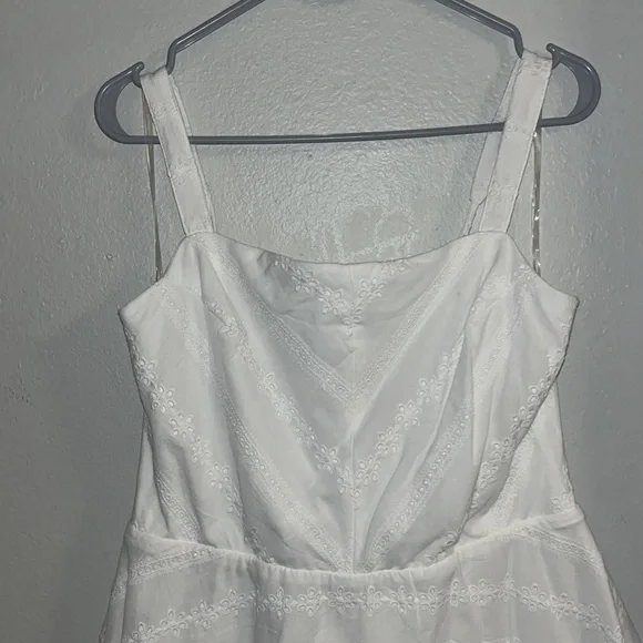 White eyelet dress with open back and thicker straps. Brand new, never worn! - Picture 2 of 7